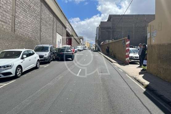 Un vehículo se empotra contra dos aparcados en la calle principal de la zona industrial Cruz de la Gallina (Telde)/TA.